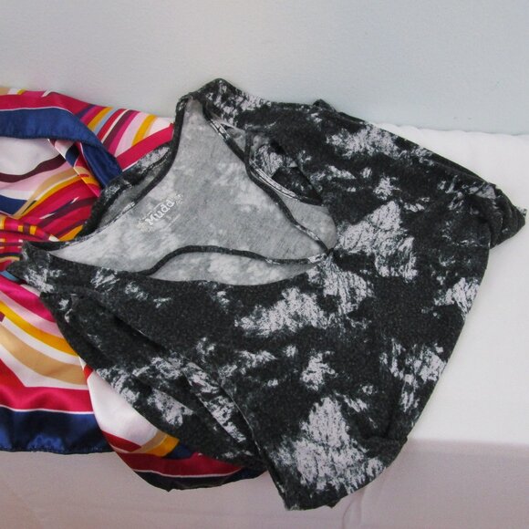 Mudd Black and White Tie Dye Relaxed Fit Tank - Picture 7 of 11